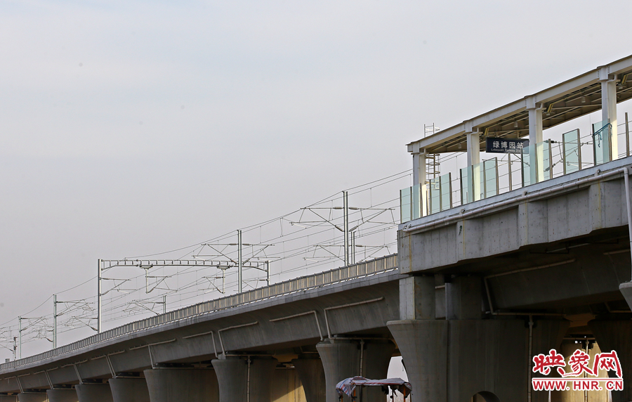 站臺(tái)上醒目的指示標(biāo)牌 站臺(tái)上醒目的指示標(biāo)牌