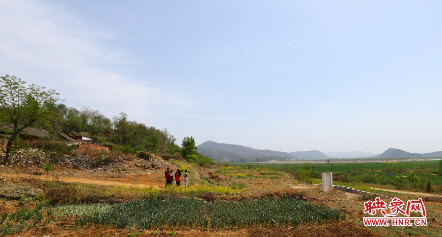 畫(huà)面左側(cè)的石井村是個(gè)只有十幾口人的小村，庫(kù)區(qū)移民搬遷時(shí)從遠(yuǎn)處低洼處遷到此