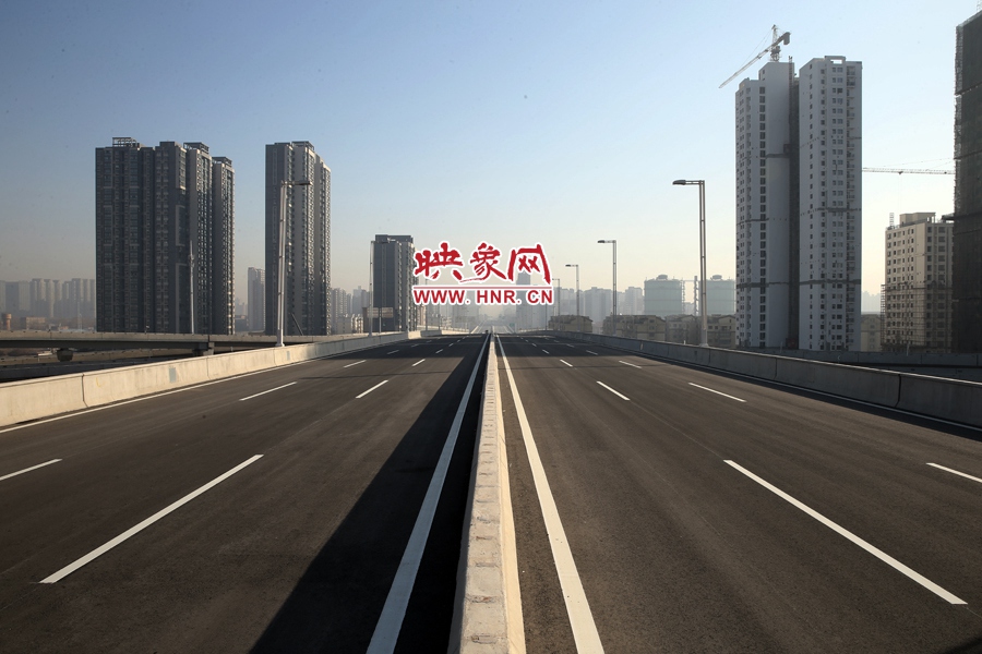 隴海高架過西三環(huán)進入市區(qū)。