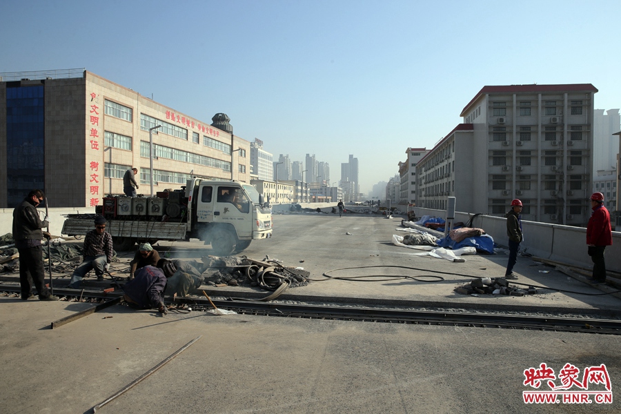 由西向東方向，嵩山南路出口以東，仍在緊張施工中。