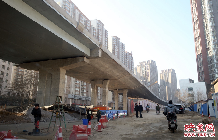 由西向東方向，嵩山南路出口以東，仍在緊張施工中。