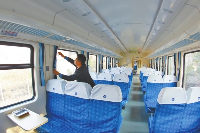硬座車(chē)廂 藍(lán)色座套，清清爽爽。