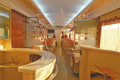 餐車(chē) 暖色帶來(lái)溫馨的感覺(jué)