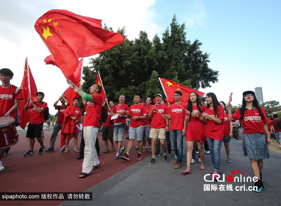 賽前中國(guó)球迷揮舞國(guó)旗進(jìn)場(chǎng)，為國(guó)足助威。