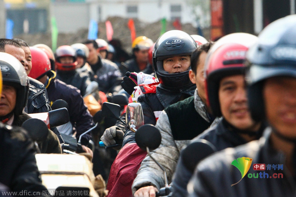 2015年2月10日，廣東佛山，順德龍山加油站為返鄉(xiāng)摩托車免費加油。