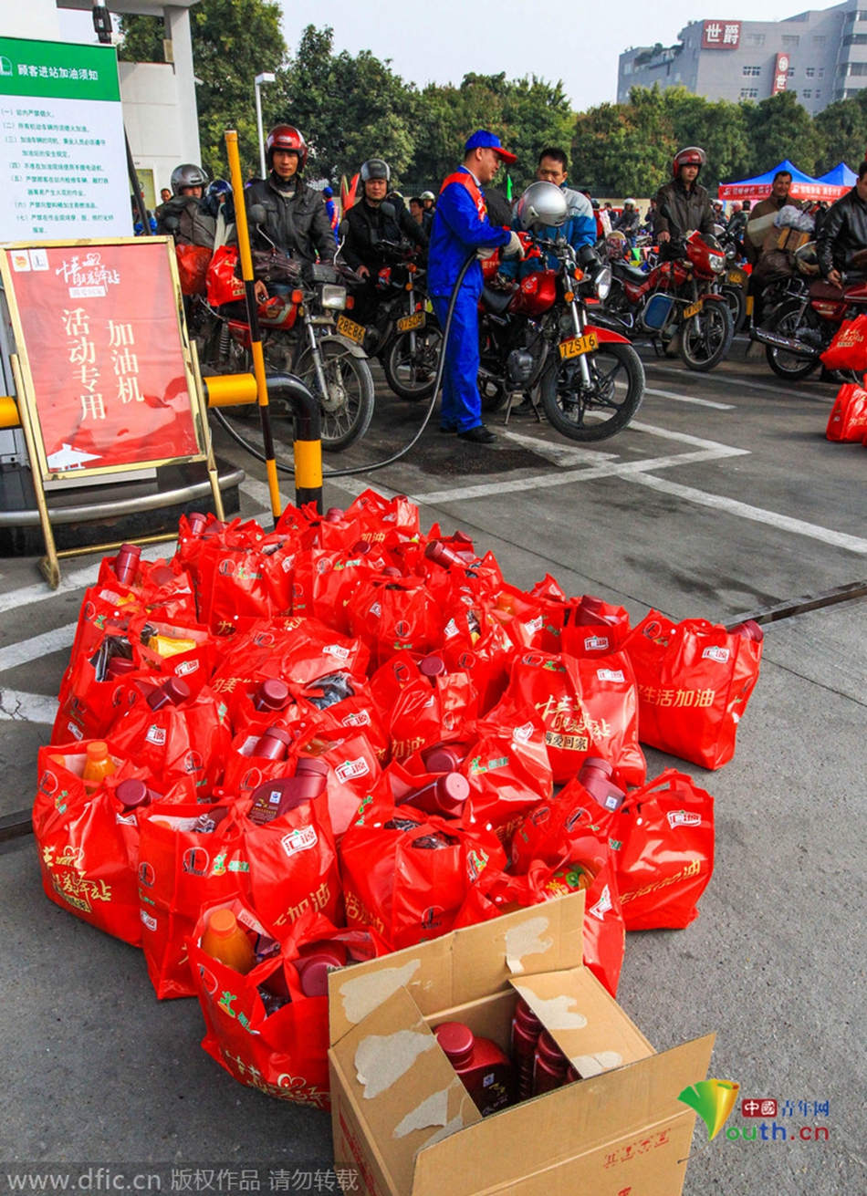 2015年2月10日，廣東佛山，順德龍山加油站為返鄉(xiāng)摩托車免費加油。