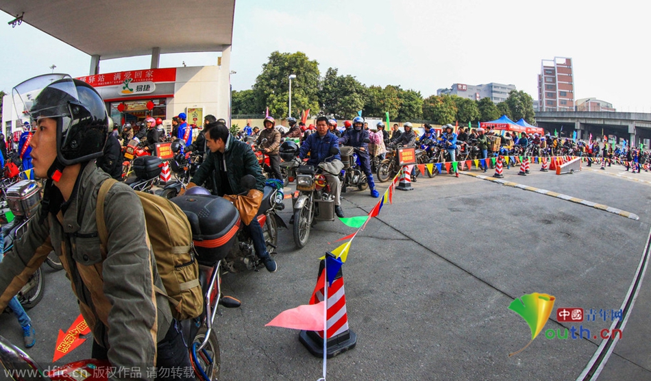 2015年2月10日，廣東佛山，順德龍山加油站為返鄉(xiāng)摩托車免費加油。