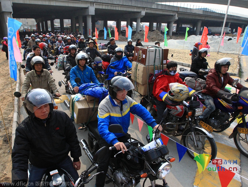 2015年2月10日，廣東佛山，順德龍山加油站為返鄉(xiāng)摩托車免費加油。