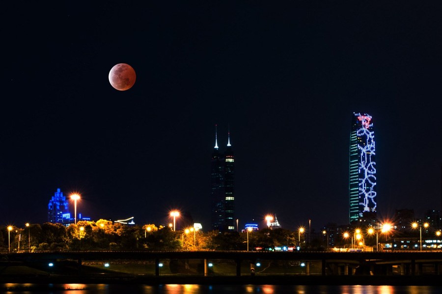 4月4日，深圳，月全食，一輪紅月亮現(xiàn)身夜空。（合成）鄧飛/CFP