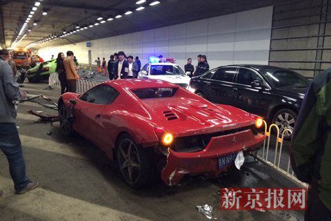 一輛蘭博基尼與一輛法拉利發(fā)生事故，現(xiàn)場狀況慘烈