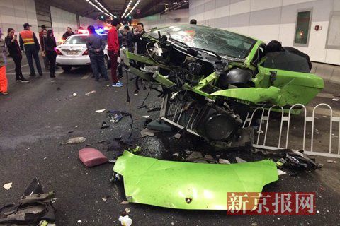 一輛蘭博基尼與一輛法拉利發(fā)生事故，現(xiàn)場狀況慘烈