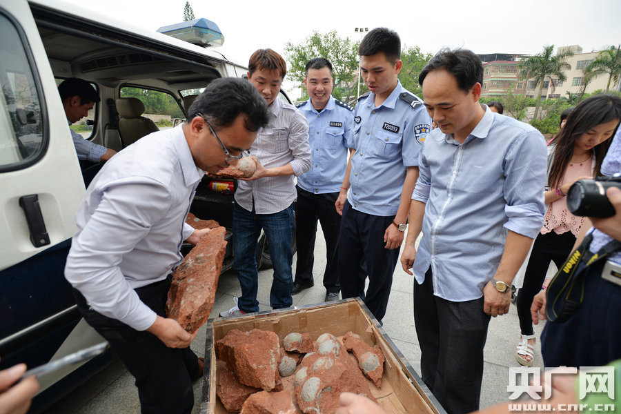 市文化綜合執(zhí)法大隊工作人員和110公安干警也迅速趕到現(xiàn)場維持秩序。