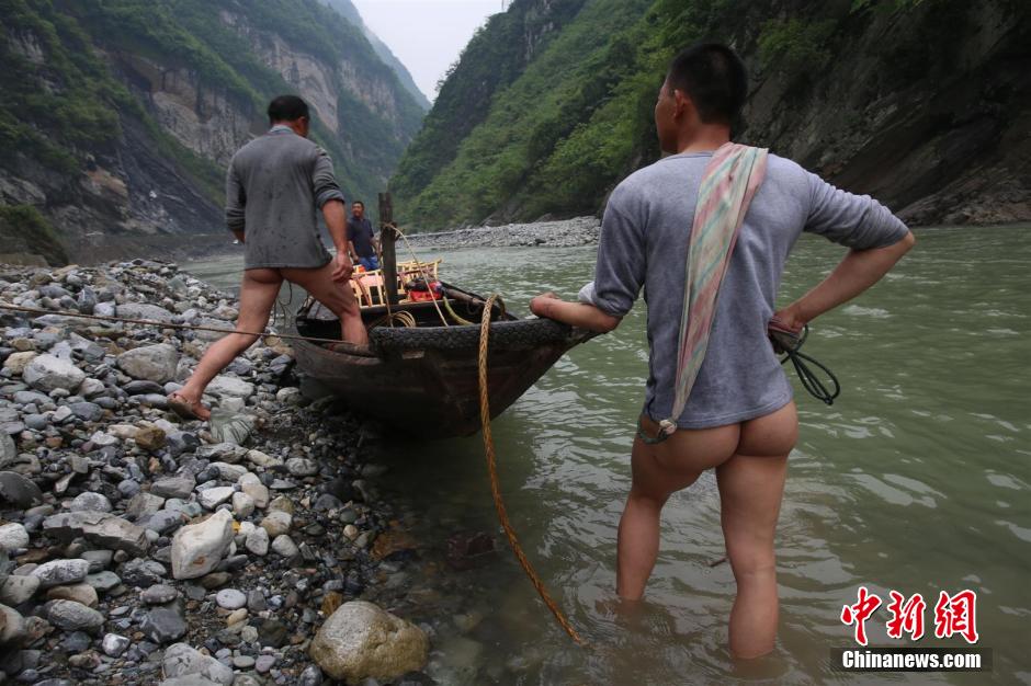 巴東神農(nóng)溪還保留著獨(dú)特的裸體纖夫拉纖景觀。