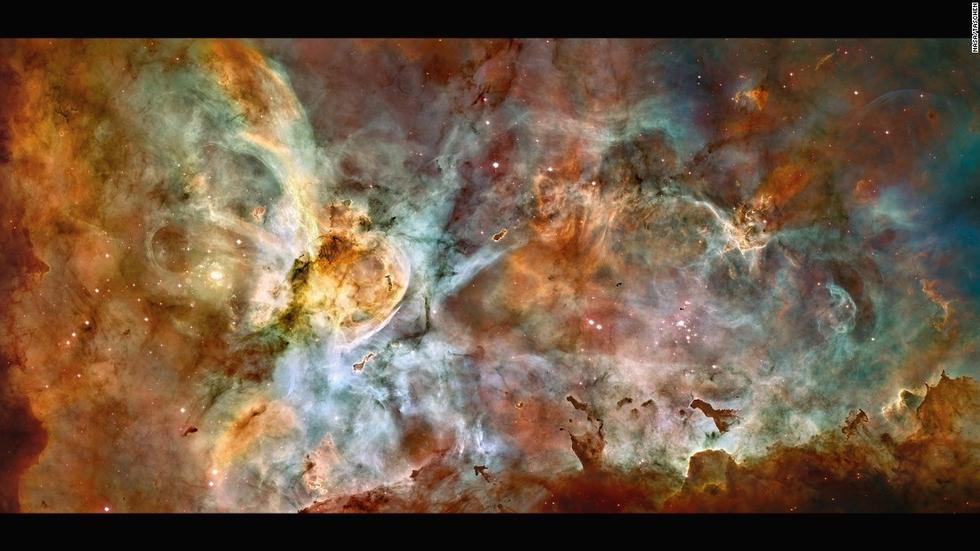 這個大星系是小恒星的誕生地，預(yù)計其中有數(shù)顆質(zhì)量為太陽的50至100倍的恒星