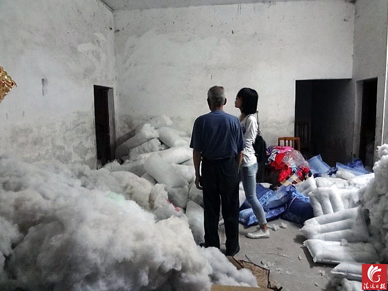 “黑心棉”堆滿了房間的每個角落。