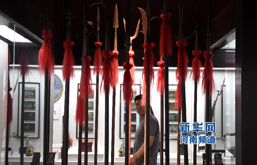 4月26日，參觀者在兵器展覽館內(nèi)參觀。
