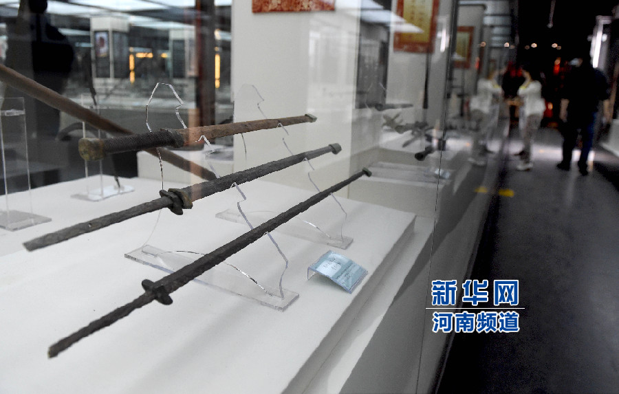 4月26日，參觀者在兵器展覽館內(nèi)參觀。