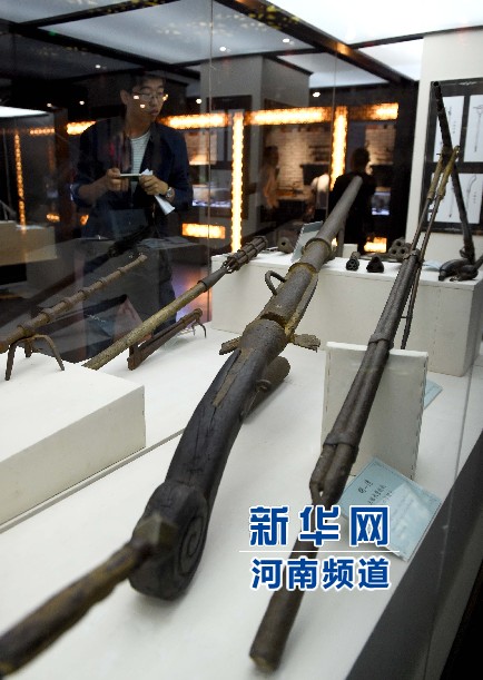 4月26日，參觀者在兵器展覽館內(nèi)參觀。