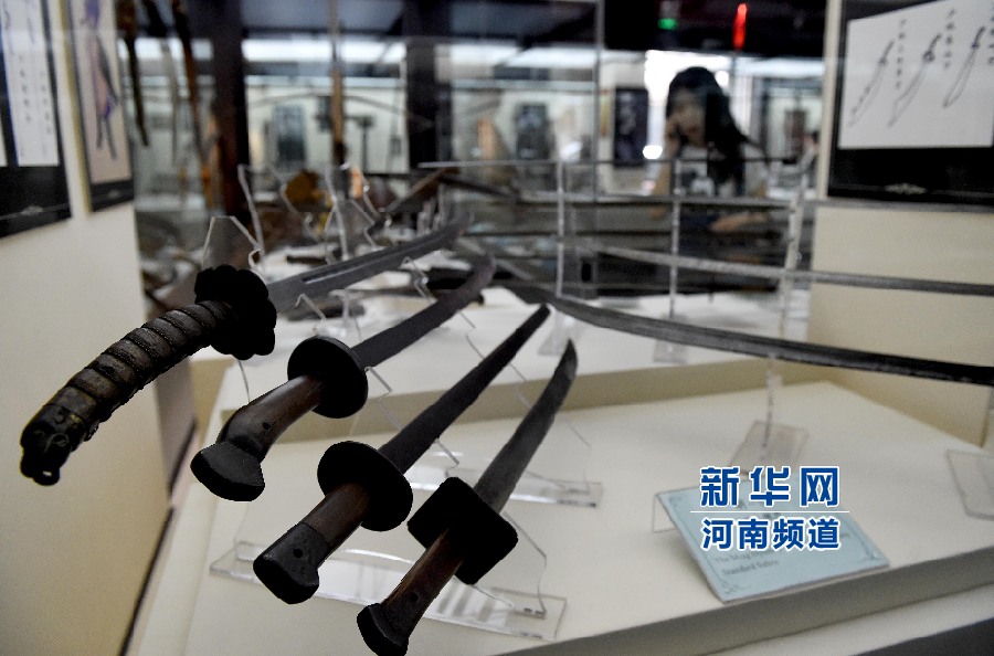 4月26日，參觀者在兵器展覽館內(nèi)參觀。