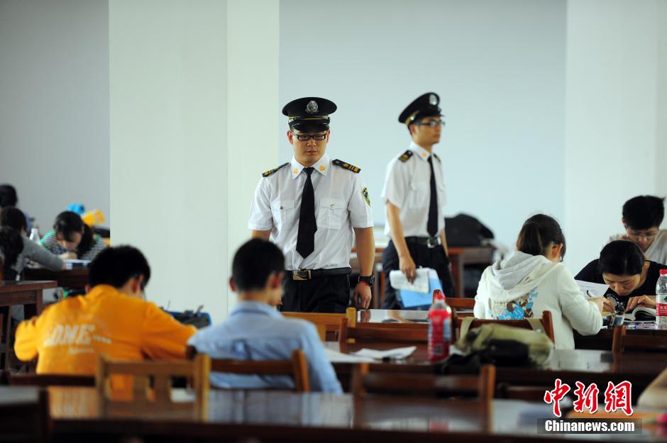 5月8日，武漢輕工大學(xué)圖書館保安黃凱、萬文杰在圖書館巡查。中新社發(fā) 張暢 攝
