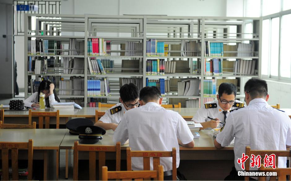 5月8日，武漢輕工大學(xué)保安黃凱在圖書館巡查。中新社發(fā) 張暢 攝