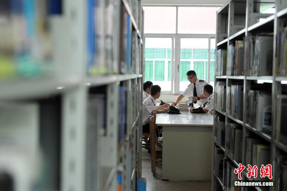 5月8日，武漢輕工大學(xué)保安吳濤、江力、黃凱、萬文杰在圖書館學(xué)習(xí)中。中新社發(fā) 張暢 攝