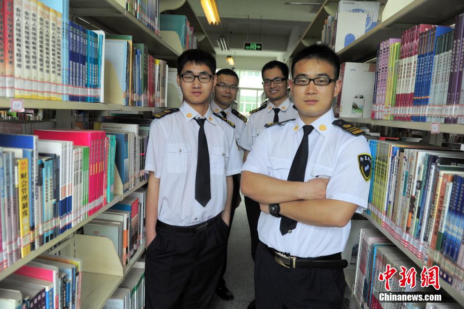 　5月8日，武漢輕工大學(xué)圖書館保安吳濤、江力、黃凱、萬文杰。中新社發(fā) 張暢 攝