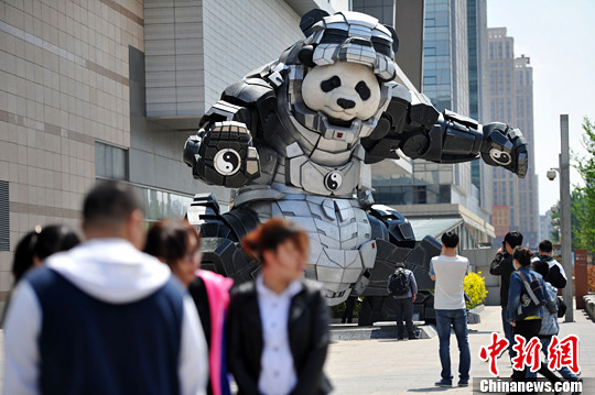 5月9日，遼寧沈陽，一商城門前廣場上驚現(xiàn)7米多高的熊貓鋼鐵俠，吸引不少人駐足拍照。