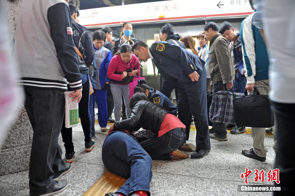 74歲老太地鐵站臺(tái)摔倒稱“有老保，不訛人”