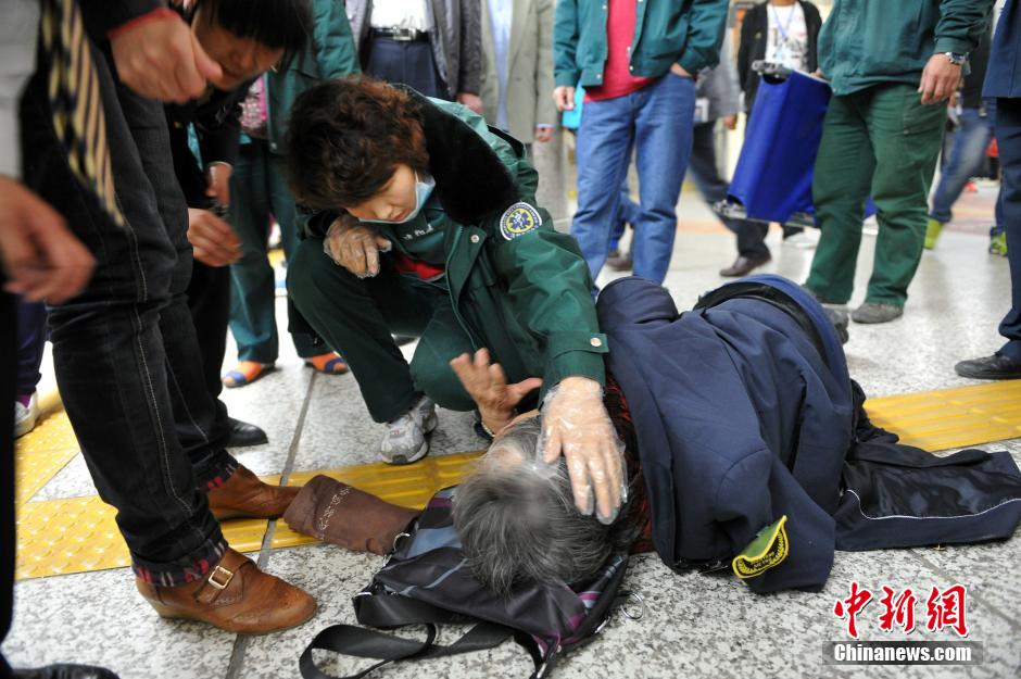 74歲老太地鐵站臺(tái)摔倒稱“有老保，不訛人”