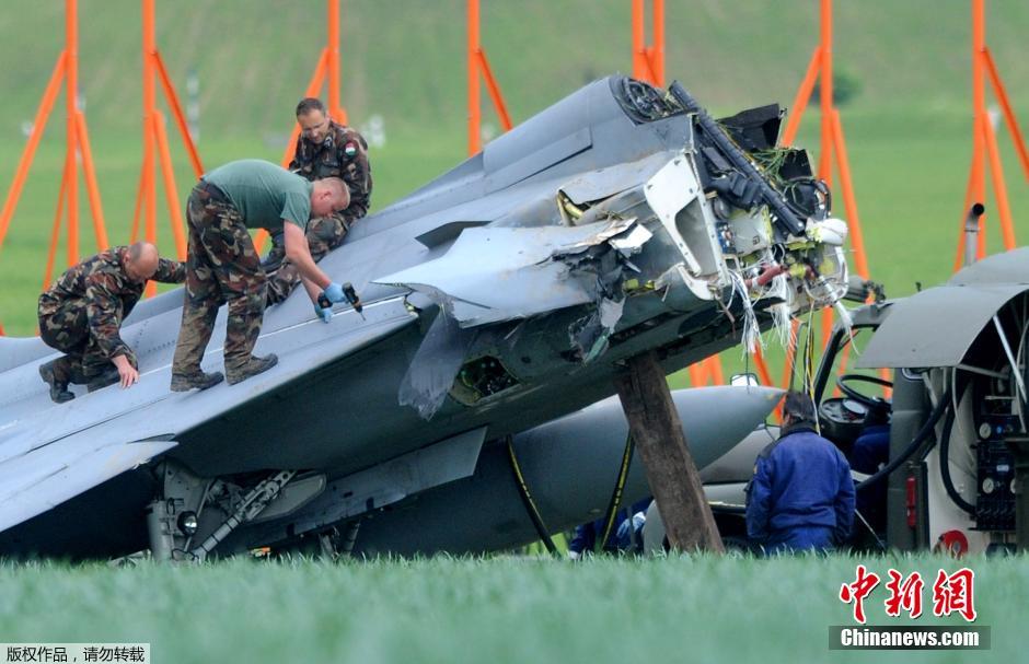 匈牙利戰(zhàn)機在捷克墜毀 飛行員成功逃生 匈牙利戰(zhàn)機在捷克墜毀 飛行員成功逃生