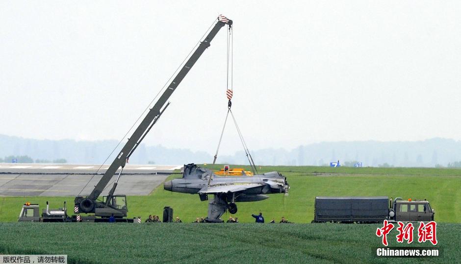 匈牙利戰(zhàn)機在捷克墜毀 飛行員成功逃生 匈牙利戰(zhàn)機在捷克墜毀 飛行員成功逃生
