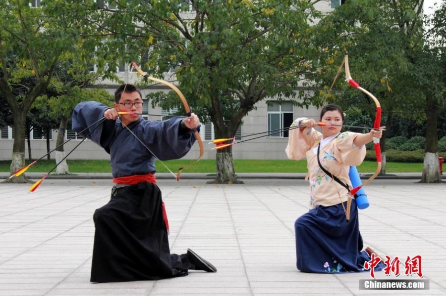 圖為課余練習(xí)射箭的“神雕俠侶”胡雅潔和胡默齋。