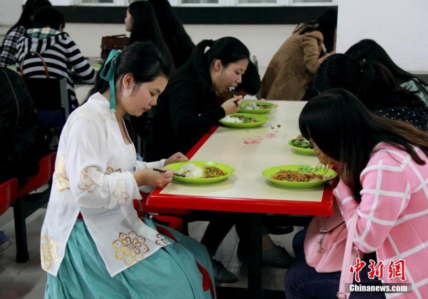 圖為穿漢服在食堂吃飯的胡雅潔。