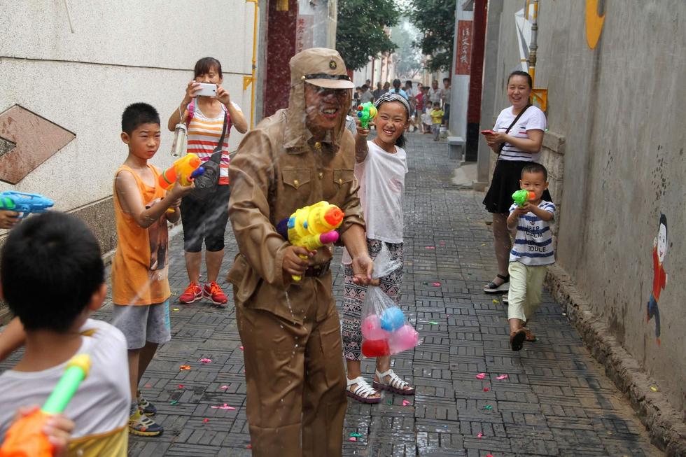 孩子們扮成八路軍手持水槍打鬼子。