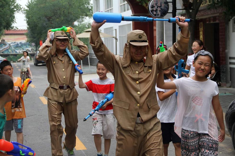 最終幾名鬼子被八路軍制服，被押著游街示眾，以此慶祝抗日戰(zhàn)爭(zhēng)勝利70周年。