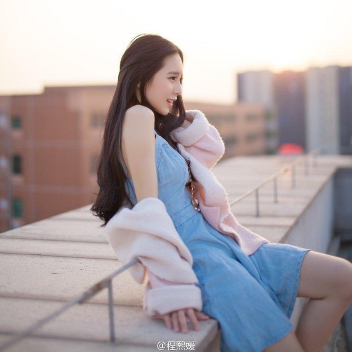 廈大?；ǔ涛蹑虑寮儗?xiě)真獲贊 素顏美到窒息