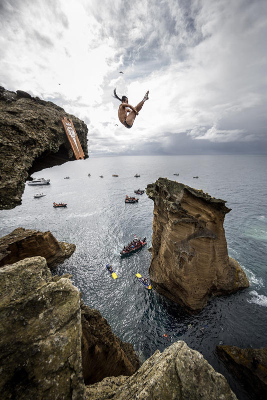 葡萄牙舉行懸崖跳水 場面驚險壯觀 葡萄牙舉行懸崖跳水 場面驚險壯觀