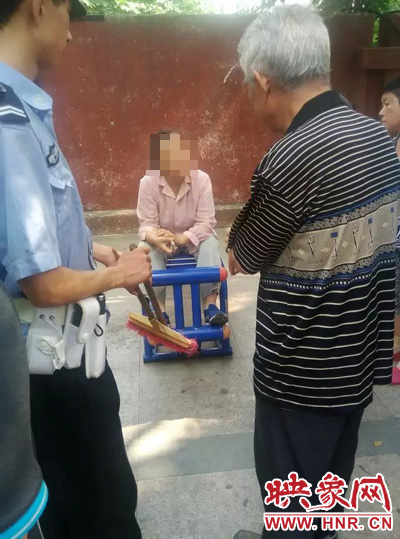 老太當時坐在健身器材上做仰臥起坐，說環(huán)衛(wèi)工人影響她鍛煉身體了，便開始謾罵環(huán)衛(wèi)工人。