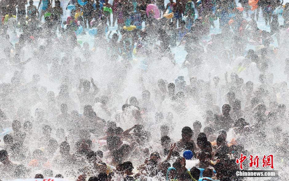 8月1日，民眾扎堆在南京湯山歡樂(lè)水魔方水上樂(lè)園戲水，享受“冰火兩重天”的涼爽和激情。連日來(lái)，中國(guó)大部分地區(qū)迎來(lái)高溫天氣。