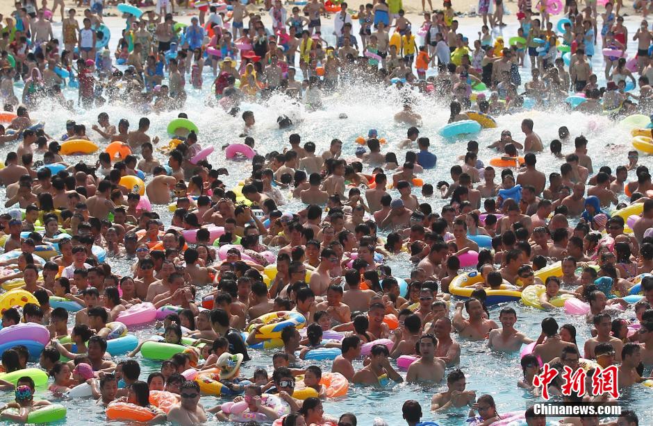8月1日，民眾扎堆在南京湯山歡樂(lè)水魔方水上樂(lè)園戲水，享受“冰火兩重天”的涼爽和激情。連日來(lái)，中國(guó)大部分地區(qū)迎來(lái)高溫天氣。