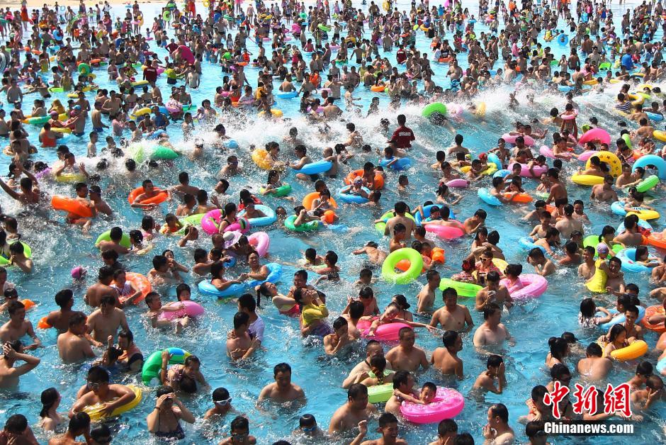 8月1日，民眾扎堆在南京湯山歡樂(lè)水魔方水上樂(lè)園戲水，享受“冰火兩重天”的涼爽和激情。連日來(lái)，中國(guó)大部分地區(qū)迎來(lái)高溫天氣。