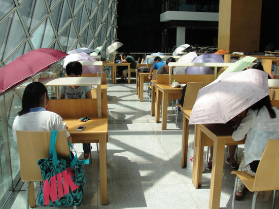 2015年8月2日，深圳圖書館，“太陽(yáng)曬進(jìn)來很熱的，我們都要撐著傘讀書。”