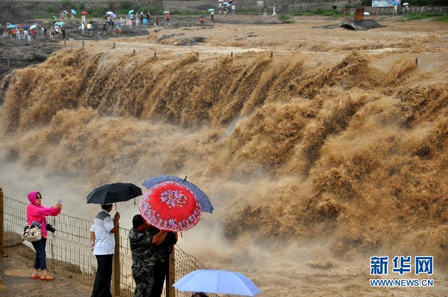 8月2日，游客在山西吉縣黃河壺口瀑布景區(qū)游覽觀瀑。