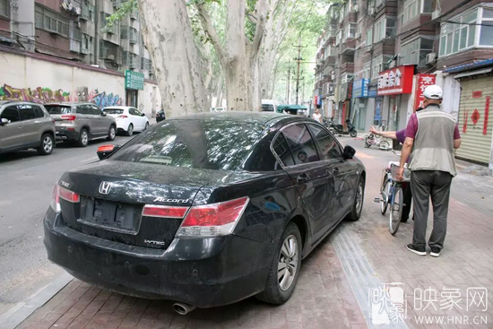 男子的車(chē)牌因是外地牌照，被小偷盜走。