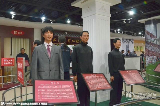 “華鎣山中外名人蠟像館”中的蠟像，被網(wǎng)友稱作“華鎣山農(nóng)貿(mào)服裝發(fā)布會(huì)”。