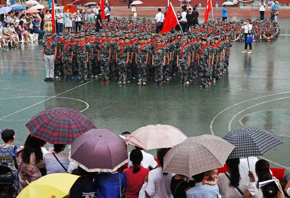 鄭州市，鄭州市第八中學(xué)會操表演當(dāng)天突降大雨，但是同學(xué)們在雨中堅持完成了會操表演。