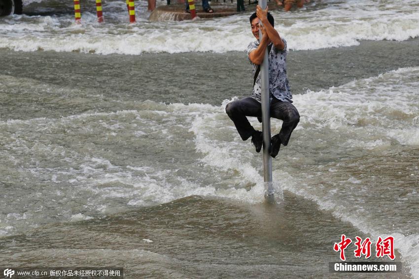 杭州錢塘江珊瑚沙水庫段，兇猛的“鬼王潮”沖上岸來
