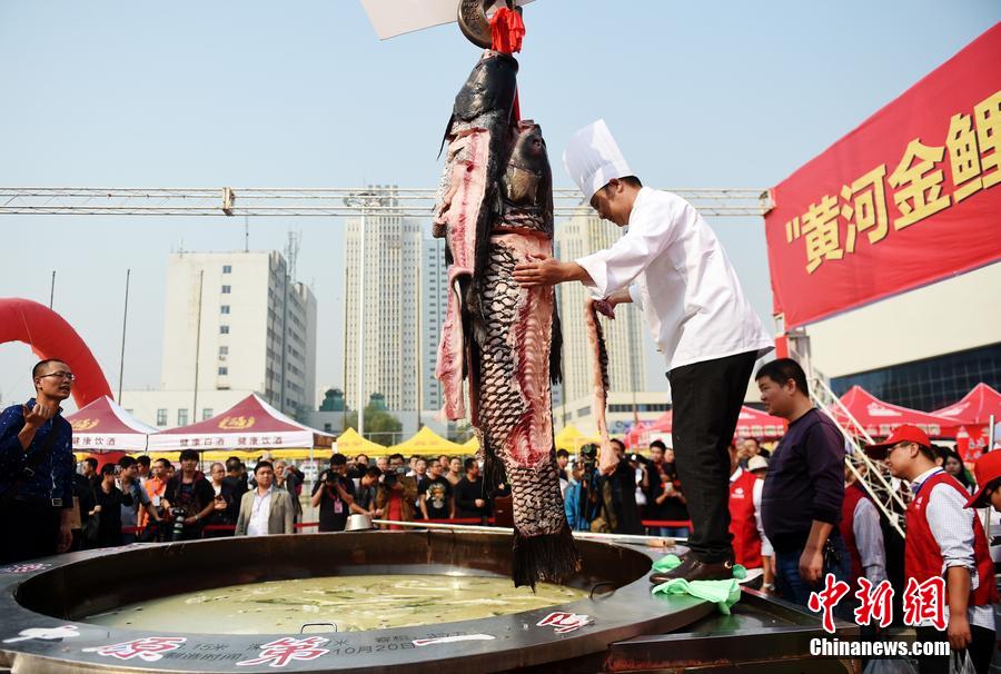 河南鄭州，一個直徑3.15米，深0.7米，可容納3噸高湯的“中原第一鍋”現(xiàn)場烹煮火鍋盛宴。