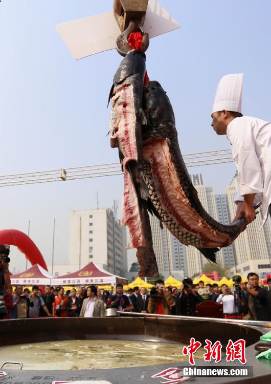 廚師對魚肉進行處理。 圖片來源：CFP視覺中國